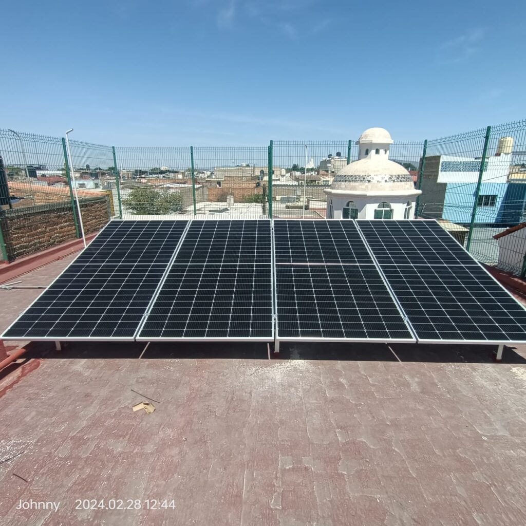 Edificio comercial con paneles solares para autoconsumo en México