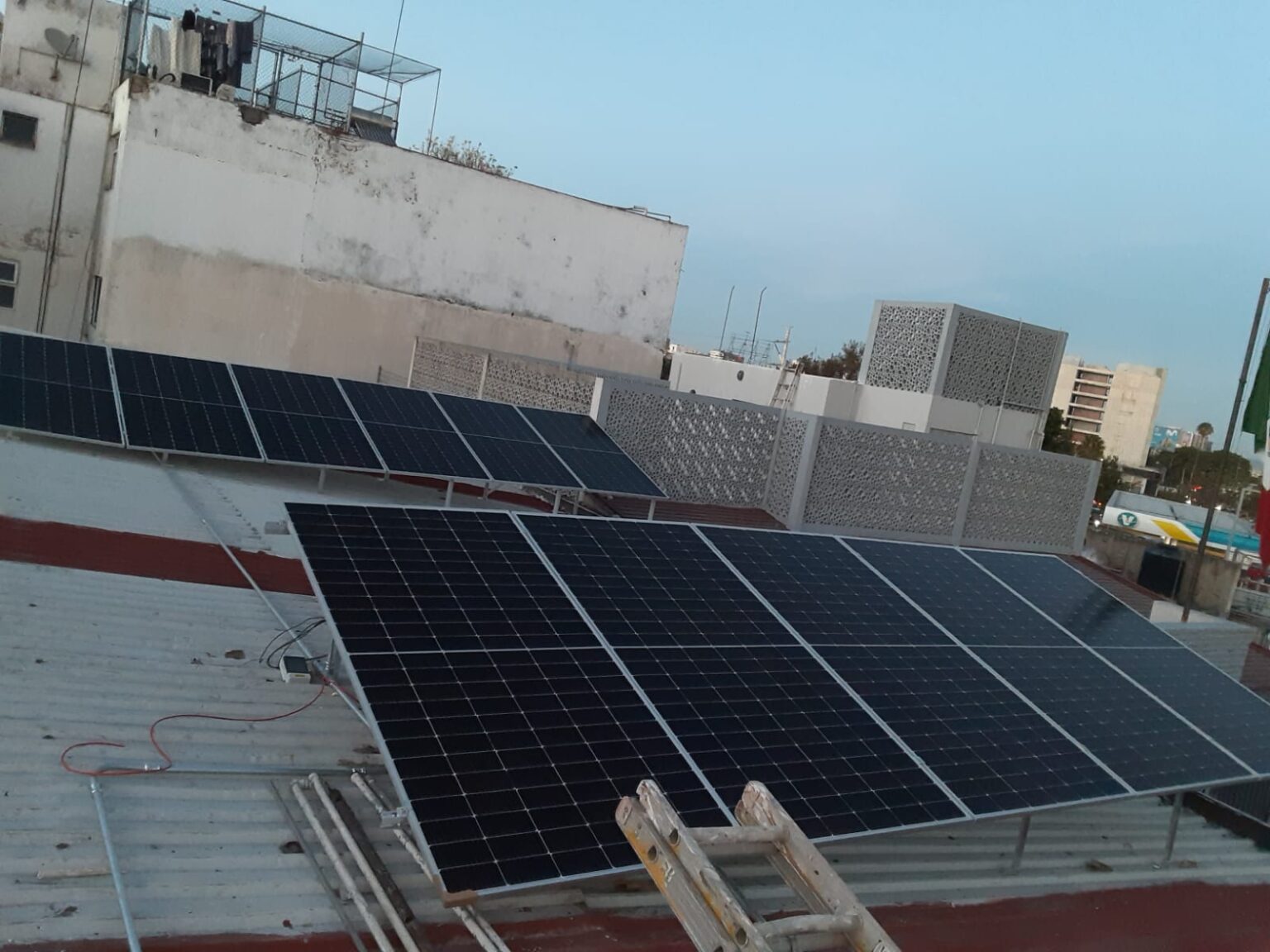 Nave industrial mexicana con arreglo solar fotovoltaico en techo
